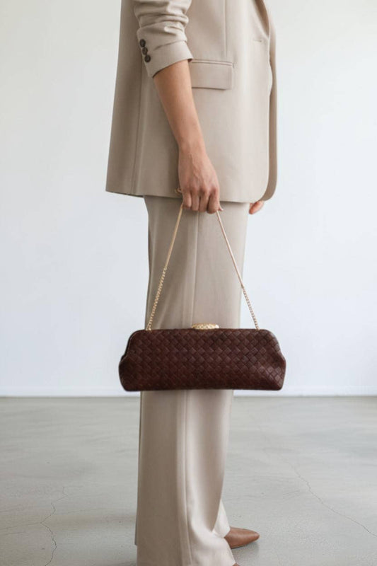 Clutch largo, trenzado, con bandolera de cadena