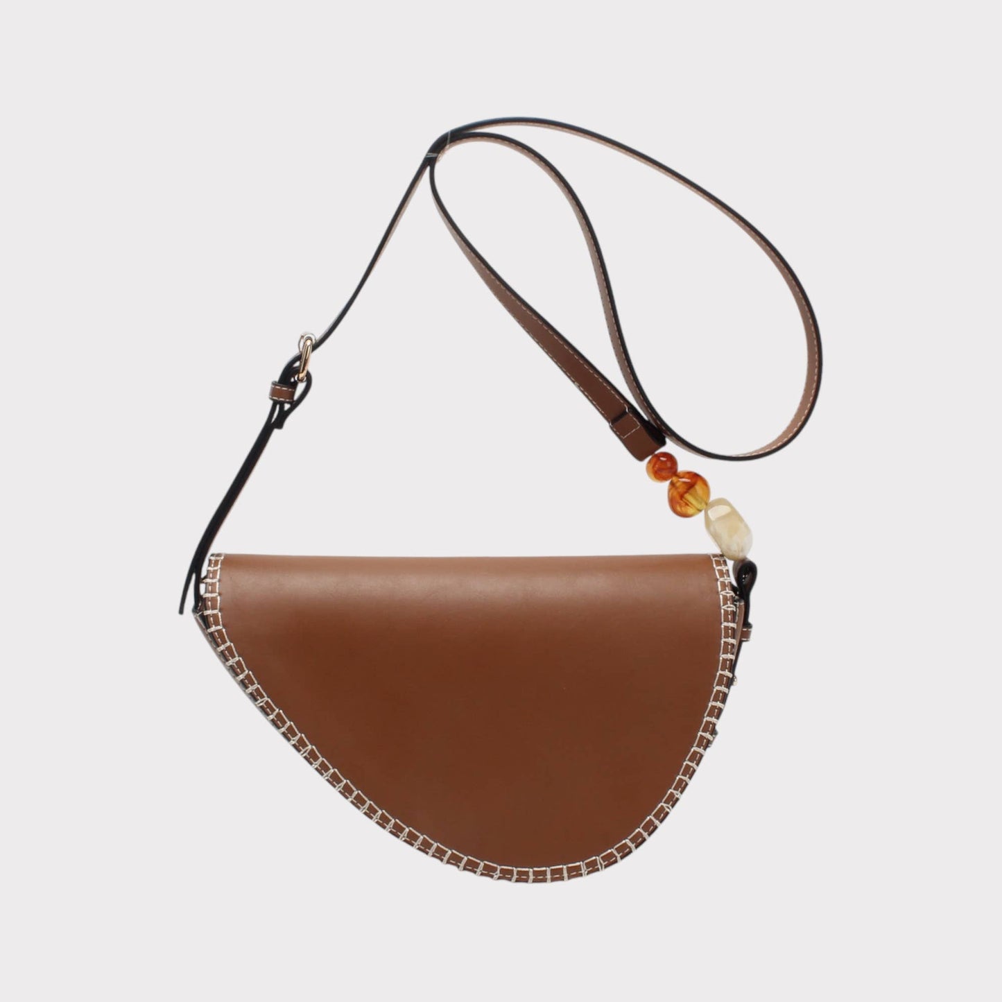 Bolso bandolera forma almendra con piedra decorativa: Camello
