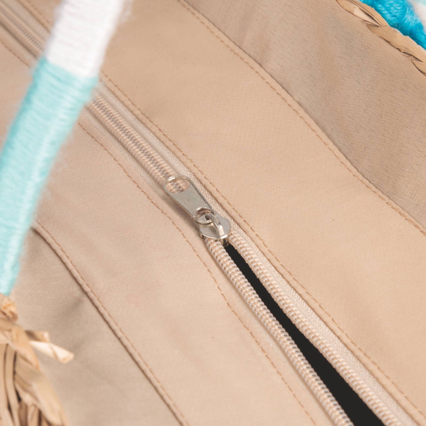 Bolso Good Vibes Only Con Borlas 51x17x29CM