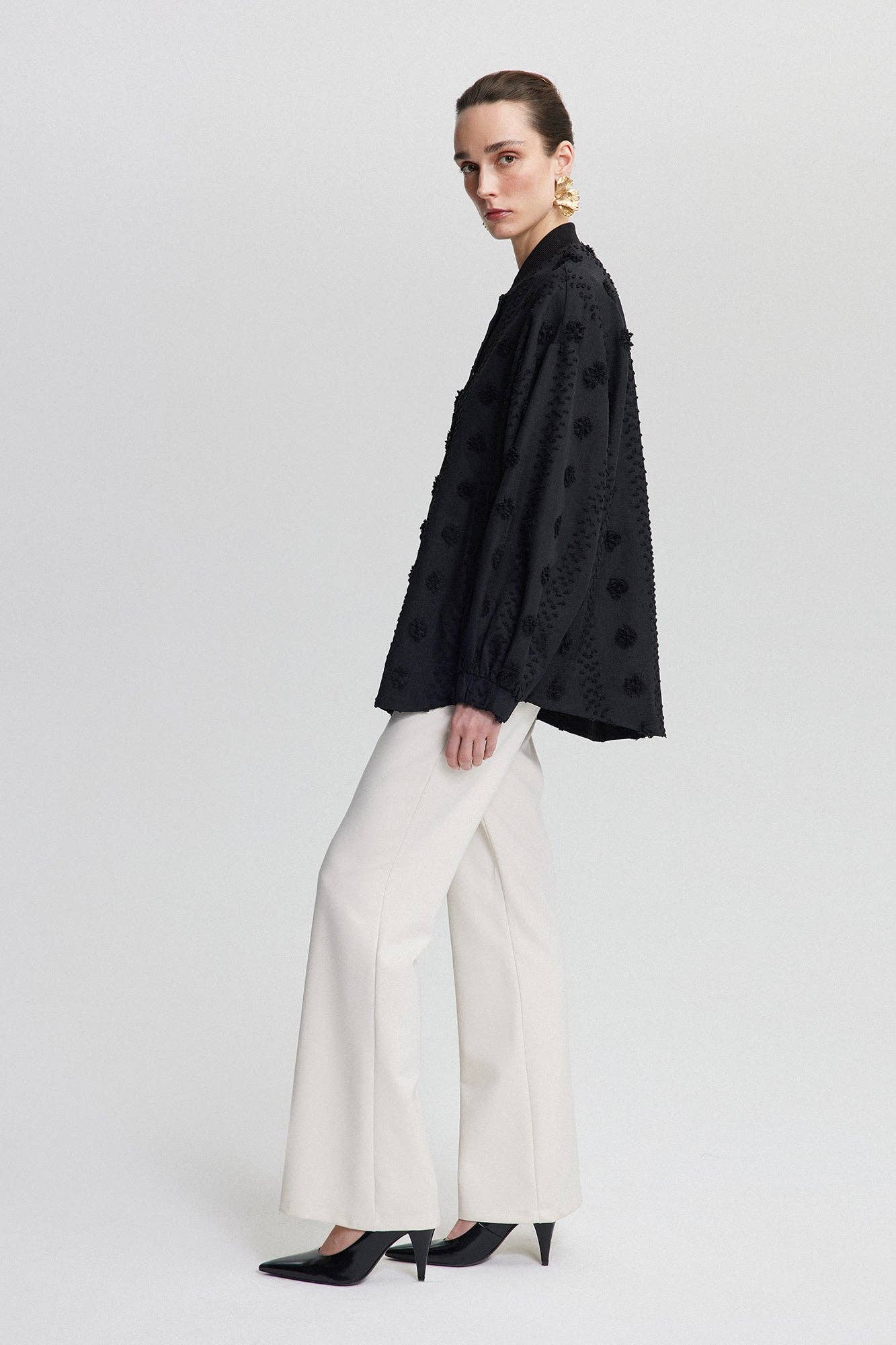 CHAQUETA BOMBER DE ENCAJE FLORAL:
