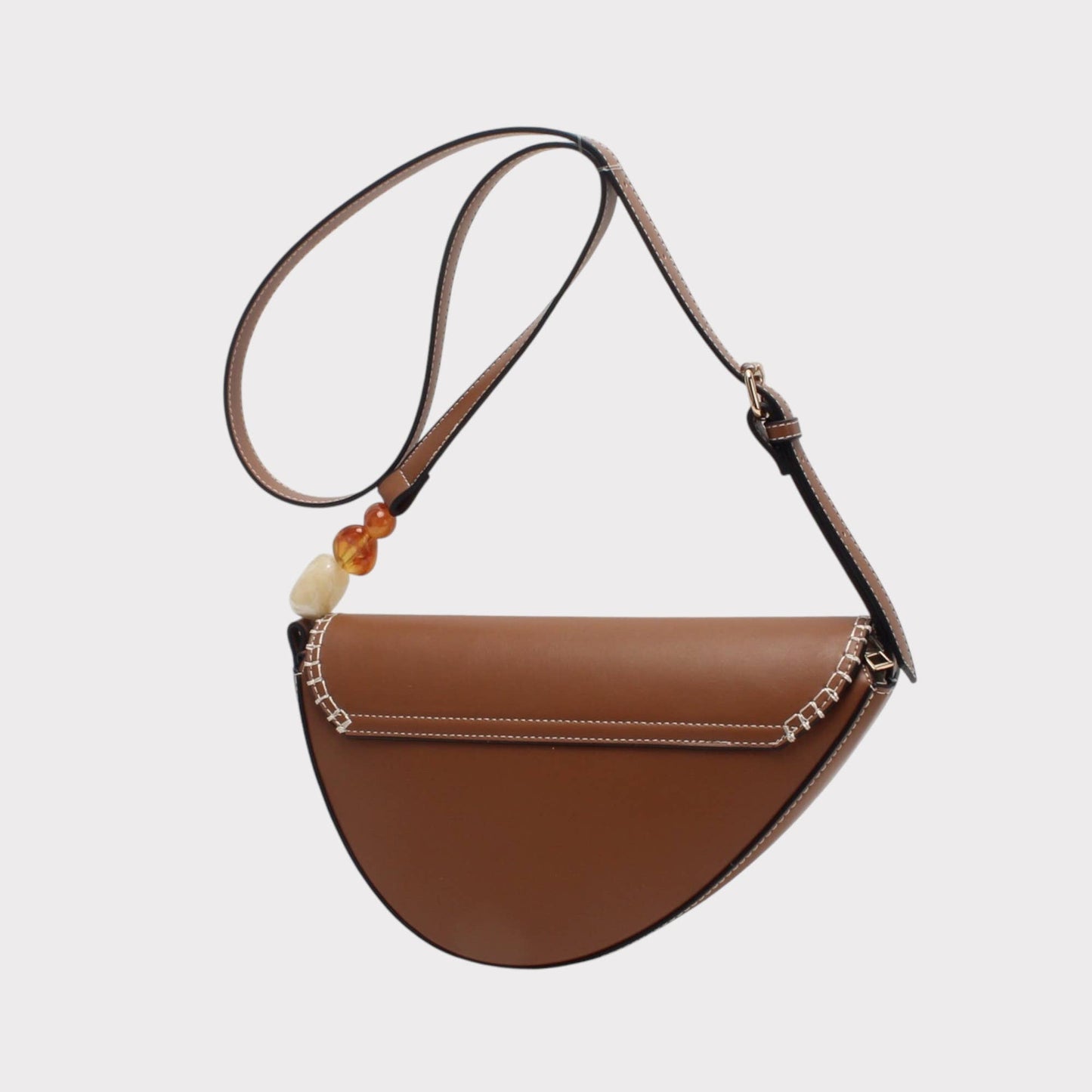 Bolso bandolera forma almendra con piedra decorativa: Camello