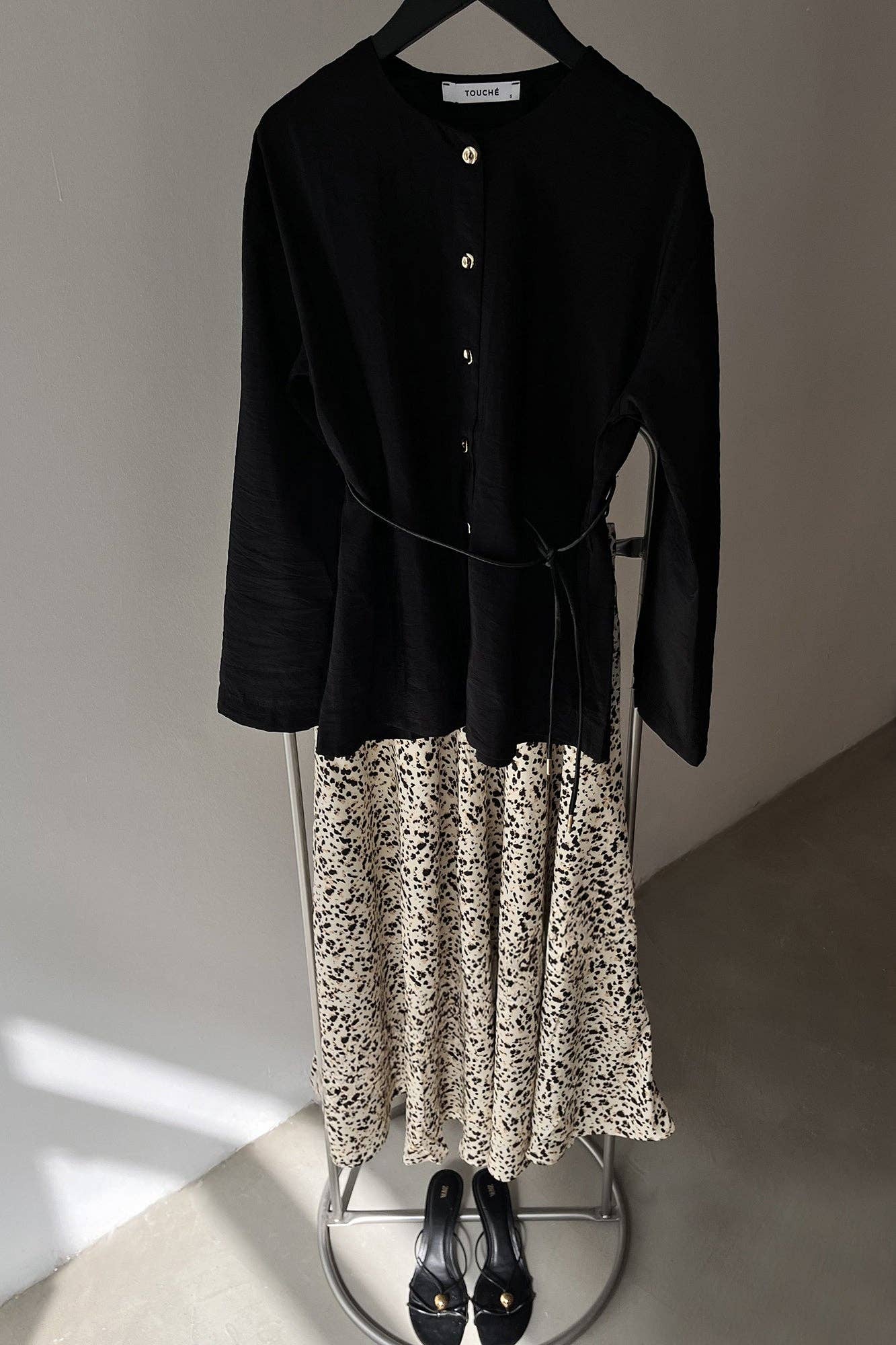 CONJUNTO DE CAMISA Y FALDA CON CINTURÓN DE CUERO