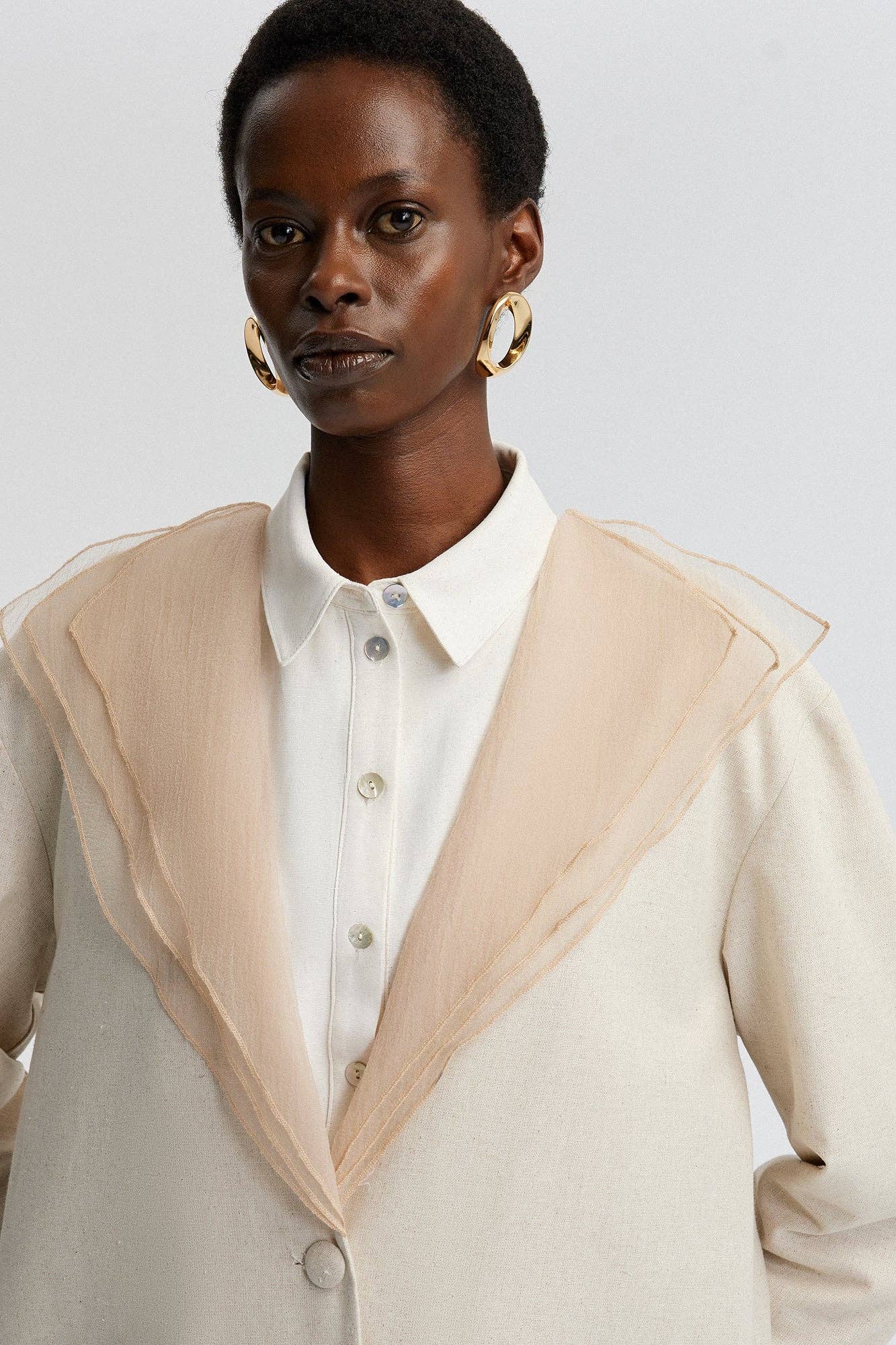 CHAQUETA DE LINO CON CUELLO DE ORGANZA