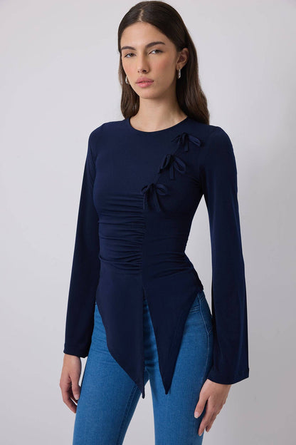 BLUSA DETALLADA CON DRAPEADO EN LAZO: Azul Marino