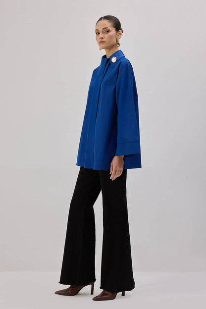 CAMISA DE POPELINA ASIMÉTRICA: Azul Eléctrico
