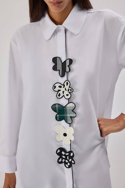 CAMISA DE POPELINA CON APLICACIÓN FLORAL