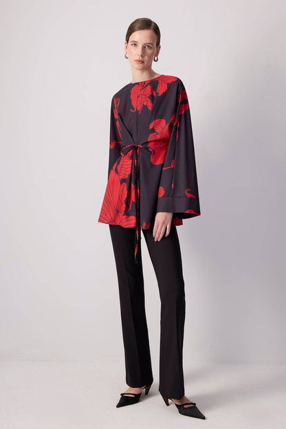 Túnica roja floral con mangas de kimono y cinturón.: Negro