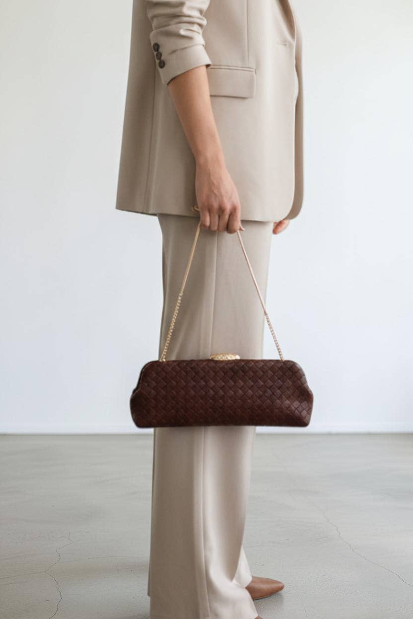 Clutch largo, trenzado, con bandolera de cadena