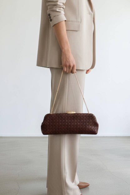 Clutch largo, trenzado, con bandolera de cadena