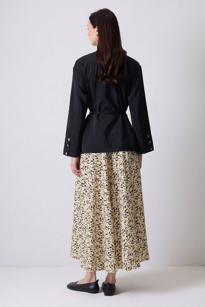 CONJUNTO DE CAMISA Y FALDA CON CINTURÓN DE CUERO