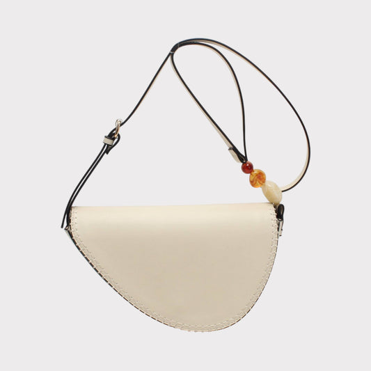 Bolso bandolera forma almendra con piedra decorativa: Crudo