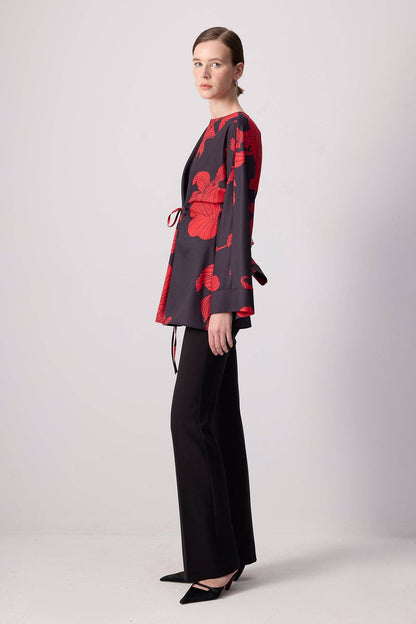 Túnica roja floral con mangas de kimono y cinturón.: Negro