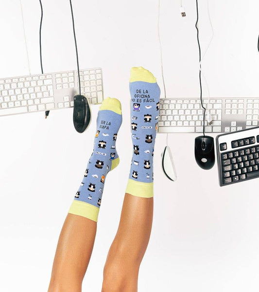 Kit Taza + Calcetines Ser La Guapa De La Oficina No Es Fácil: