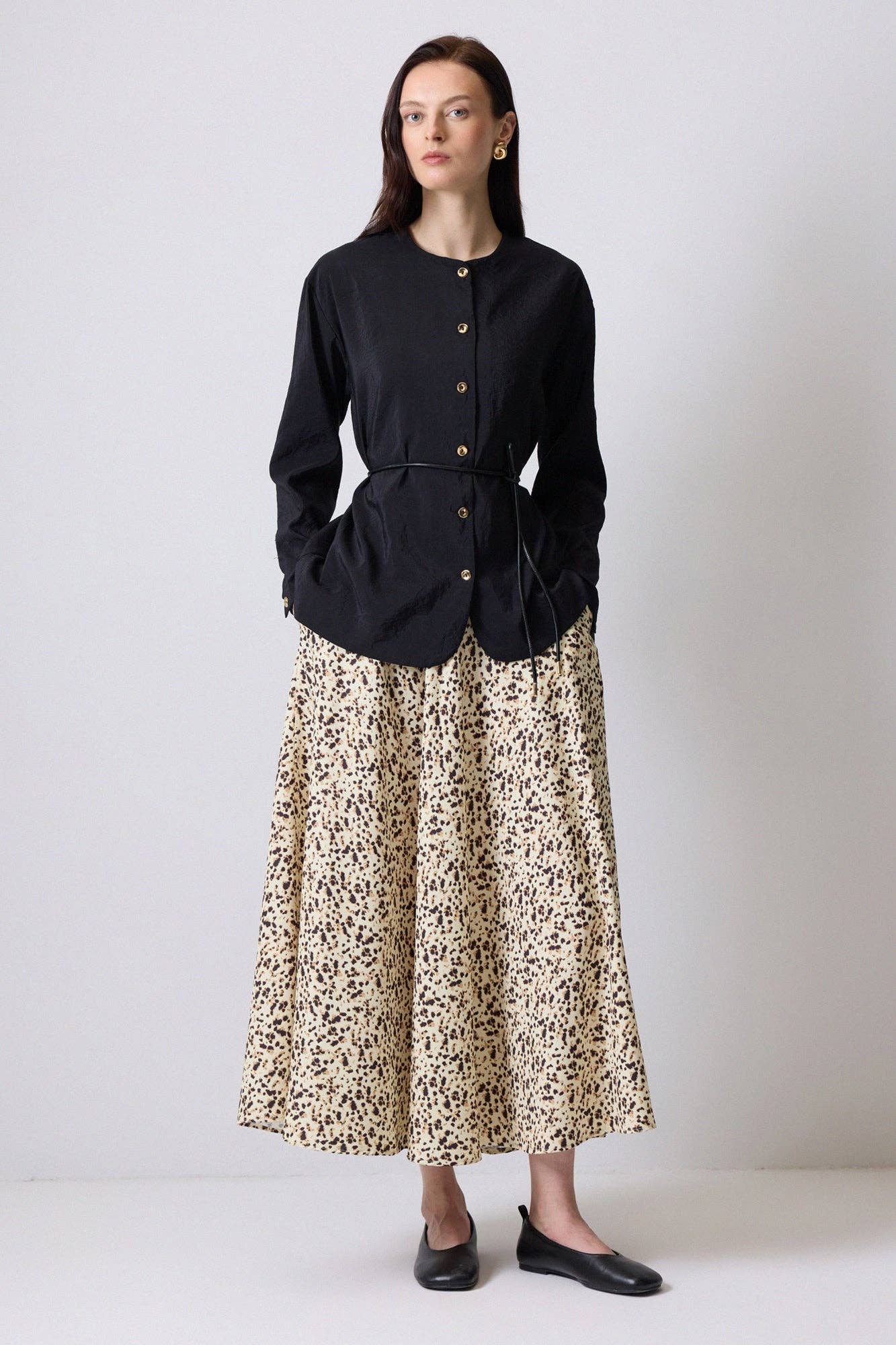 CONJUNTO DE CAMISA Y FALDA CON CINTURÓN DE CUERO