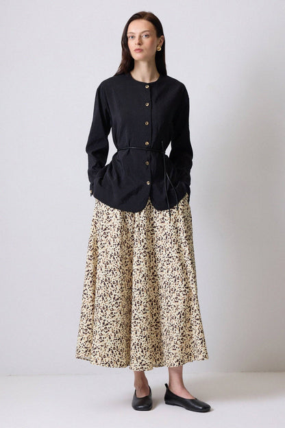 CONJUNTO DE CAMISA Y FALDA CON CINTURÓN DE CUERO