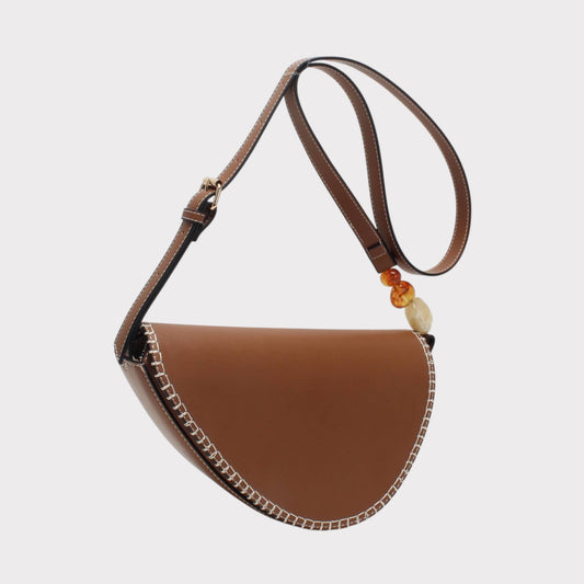 Bolso bandolera forma almendra con piedra decorativa: Camello