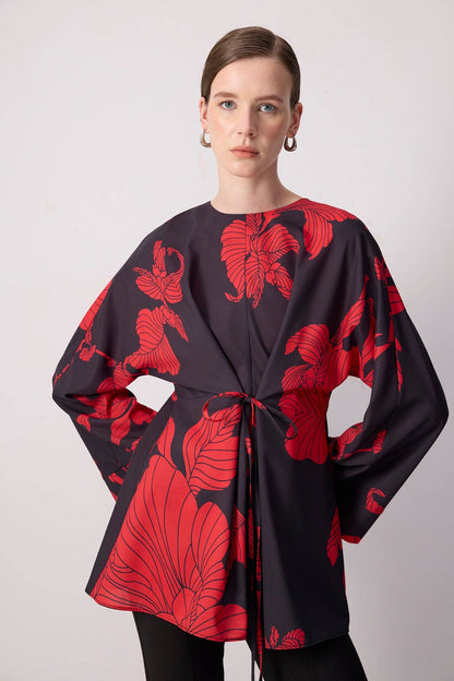Túnica roja floral con mangas de kimono y cinturón.: Negro