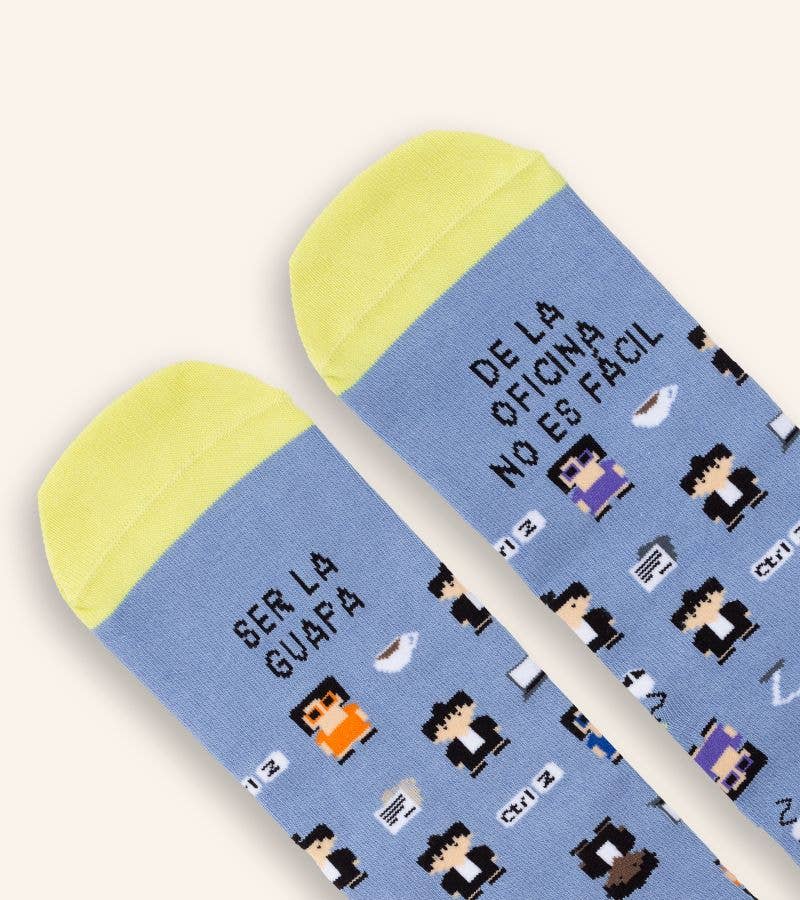Kit Taza + Calcetines Ser La Guapa De La Oficina No Es Fácil: