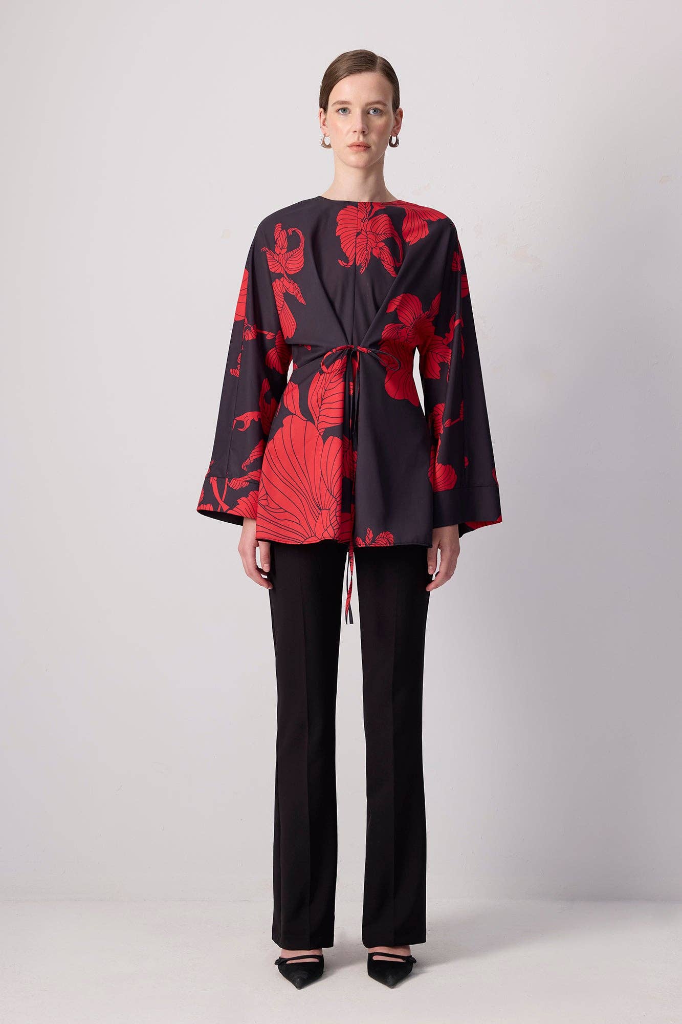 Túnica roja floral con mangas de kimono y cinturón.: Negro