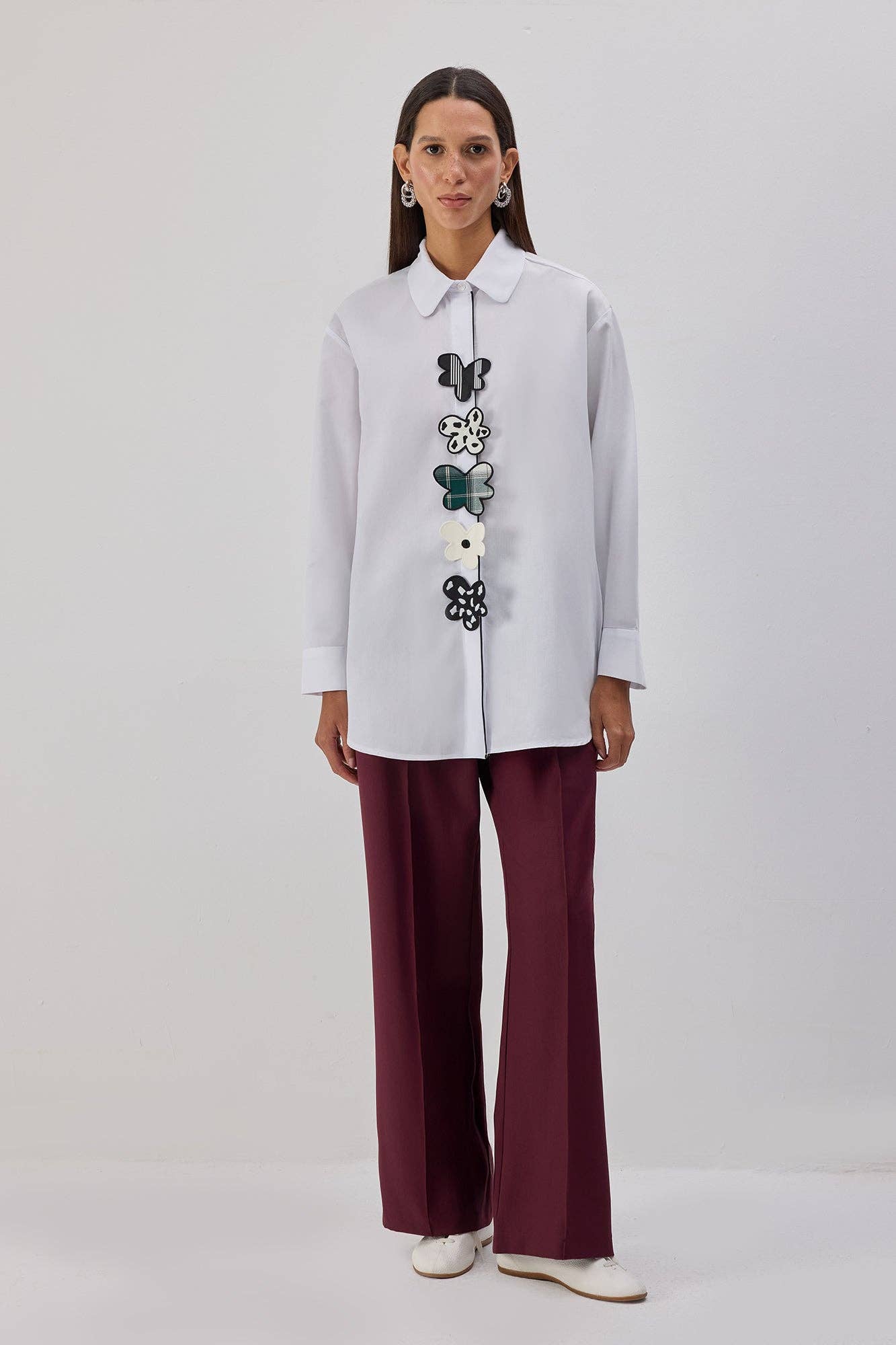CAMISA DE POPELINA CON APLICACIÓN FLORAL