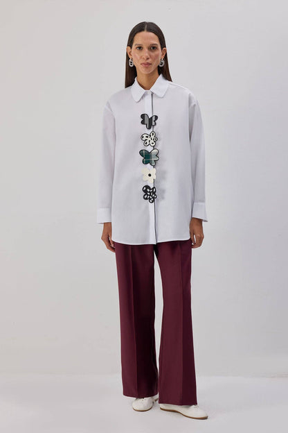 CAMISA DE POPELINA CON APLICACIÓN FLORAL