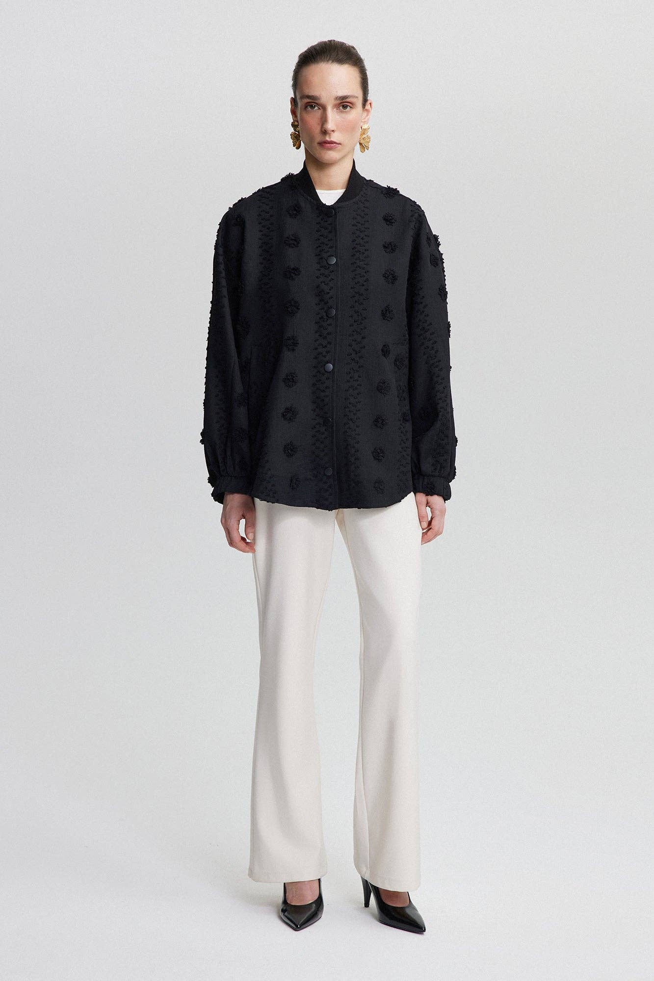 CHAQUETA BOMBER DE ENCAJE FLORAL: