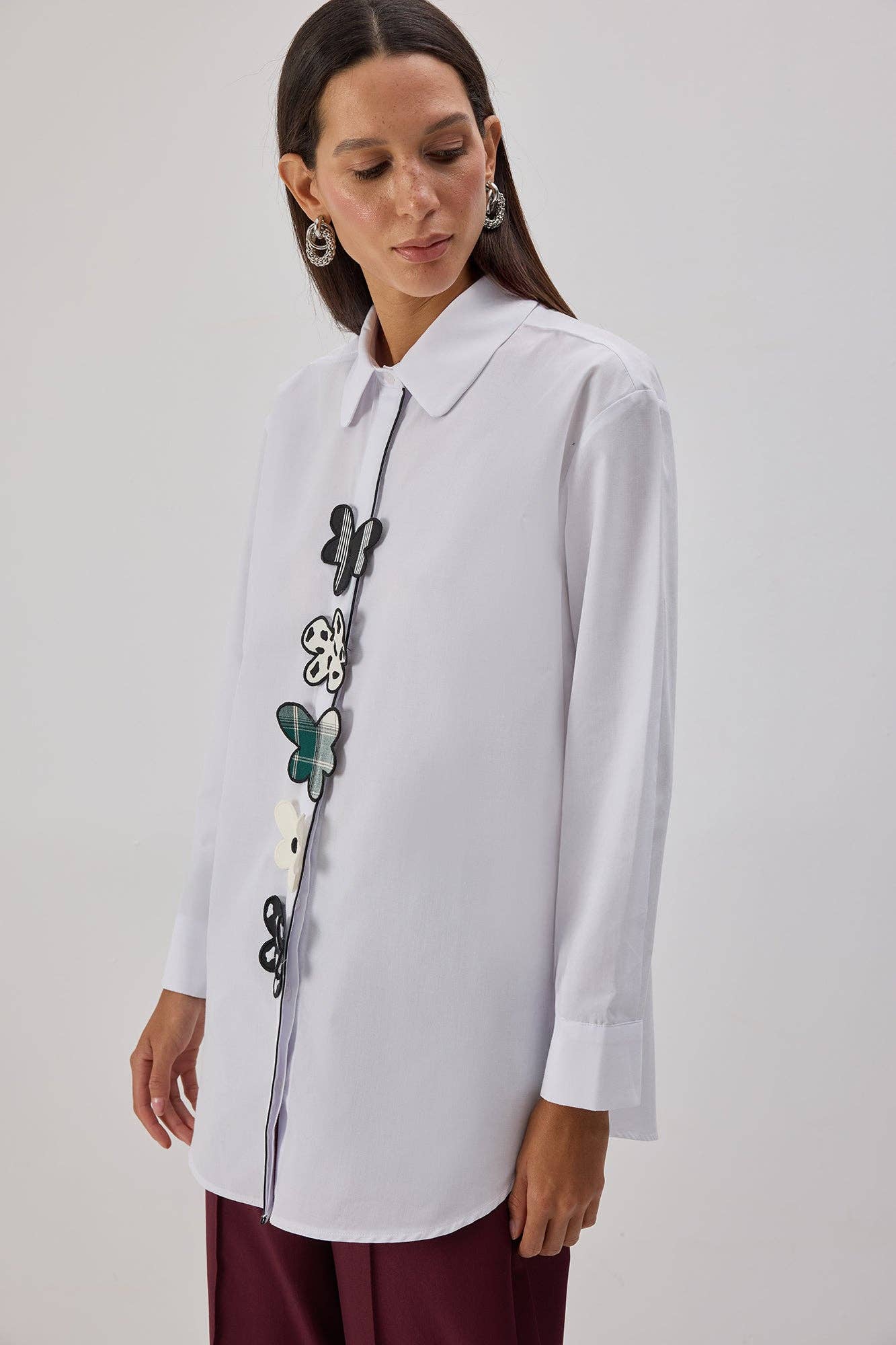 CAMISA DE POPELINA CON APLICACIÓN FLORAL
