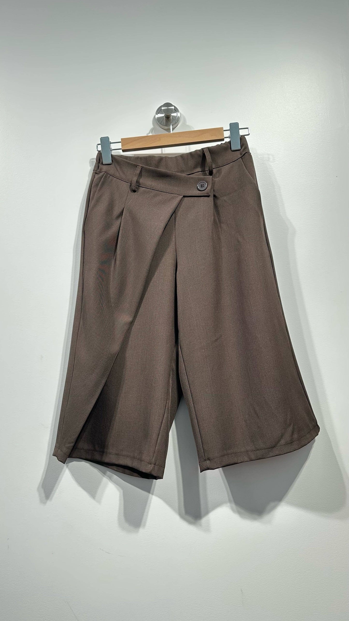 Bermudas cortas drapeadas cintura elástica: Chocolate / TÚ