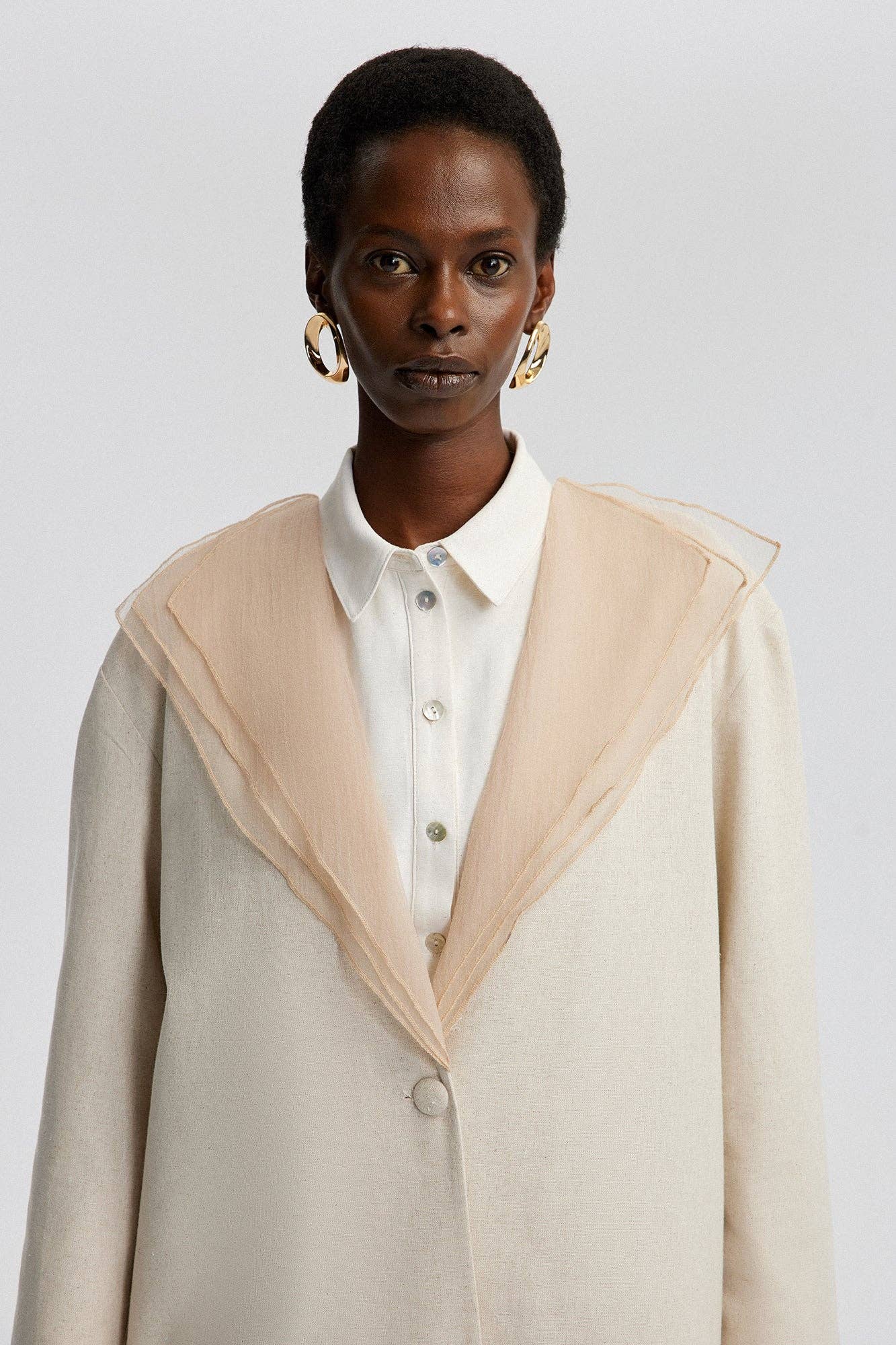 CHAQUETA DE LINO CON CUELLO DE ORGANZA