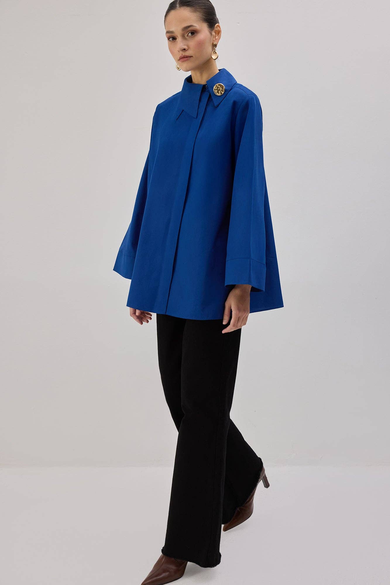 CAMISA DE POPELINA ASIMÉTRICA: Azul Eléctrico