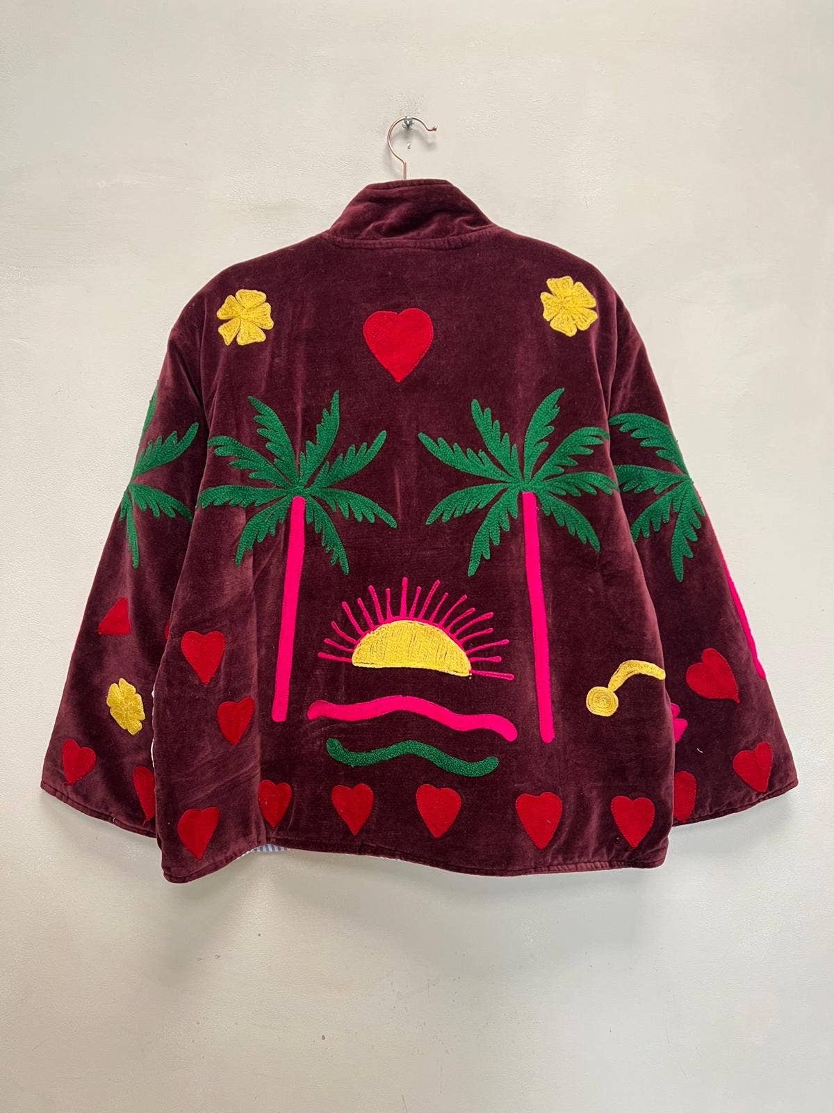 Chaqueta de terciopelo bordada burdeos