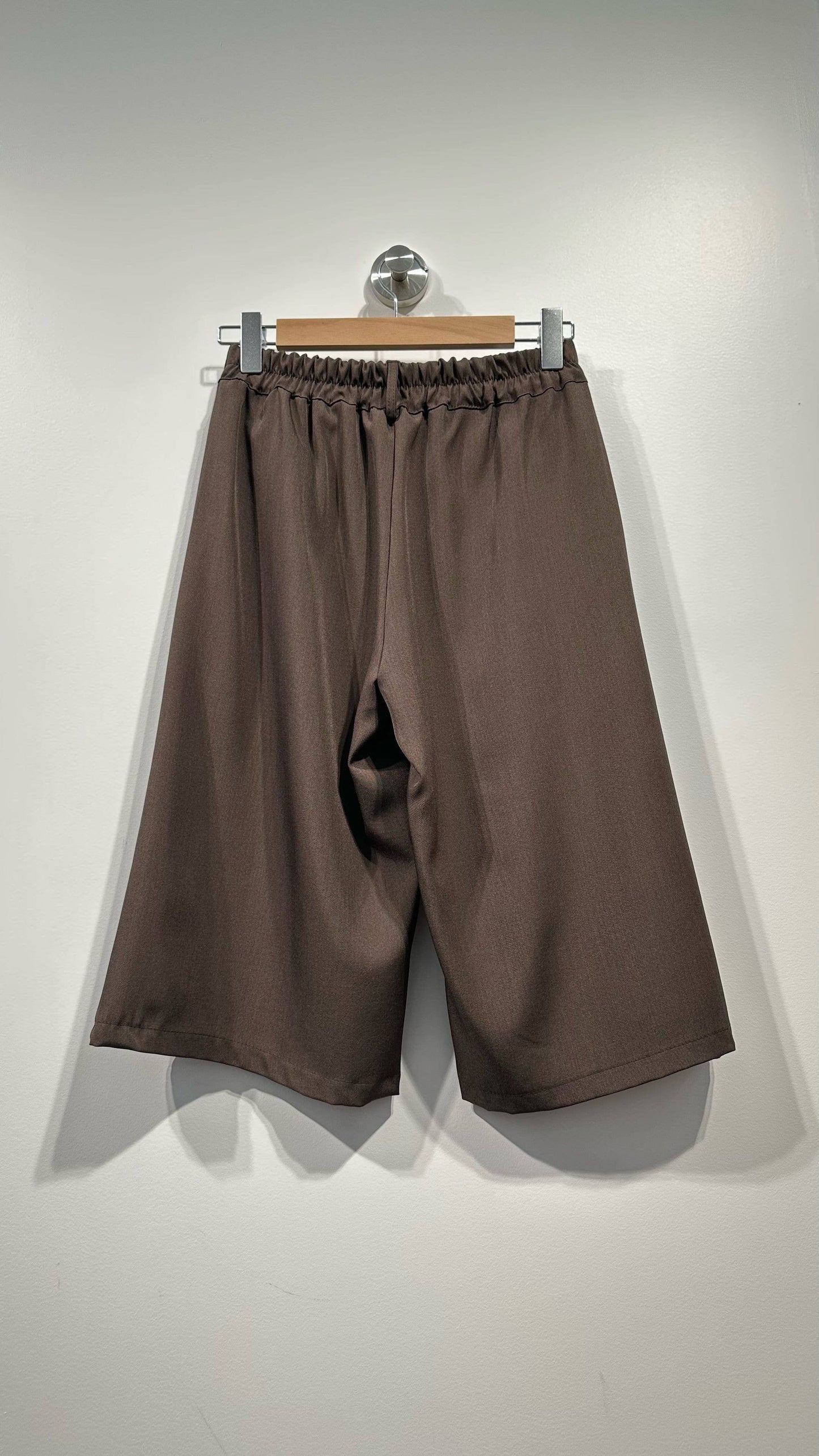 Bermudas cortas drapeadas cintura elástica: Chocolate / TÚ