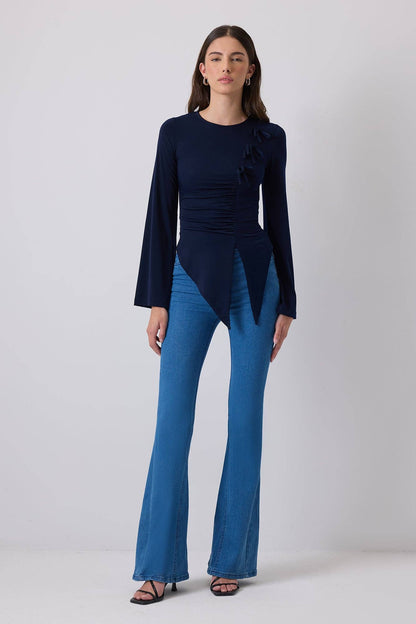 BLUSA DETALLADA CON DRAPEADO EN LAZO: Azul Marino