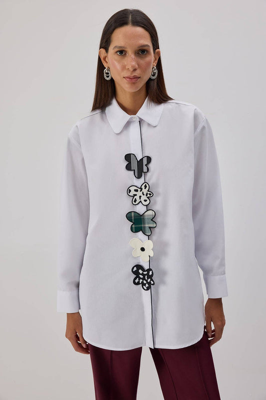 CAMISA DE POPELINA CON APLICACIÓN FLORAL