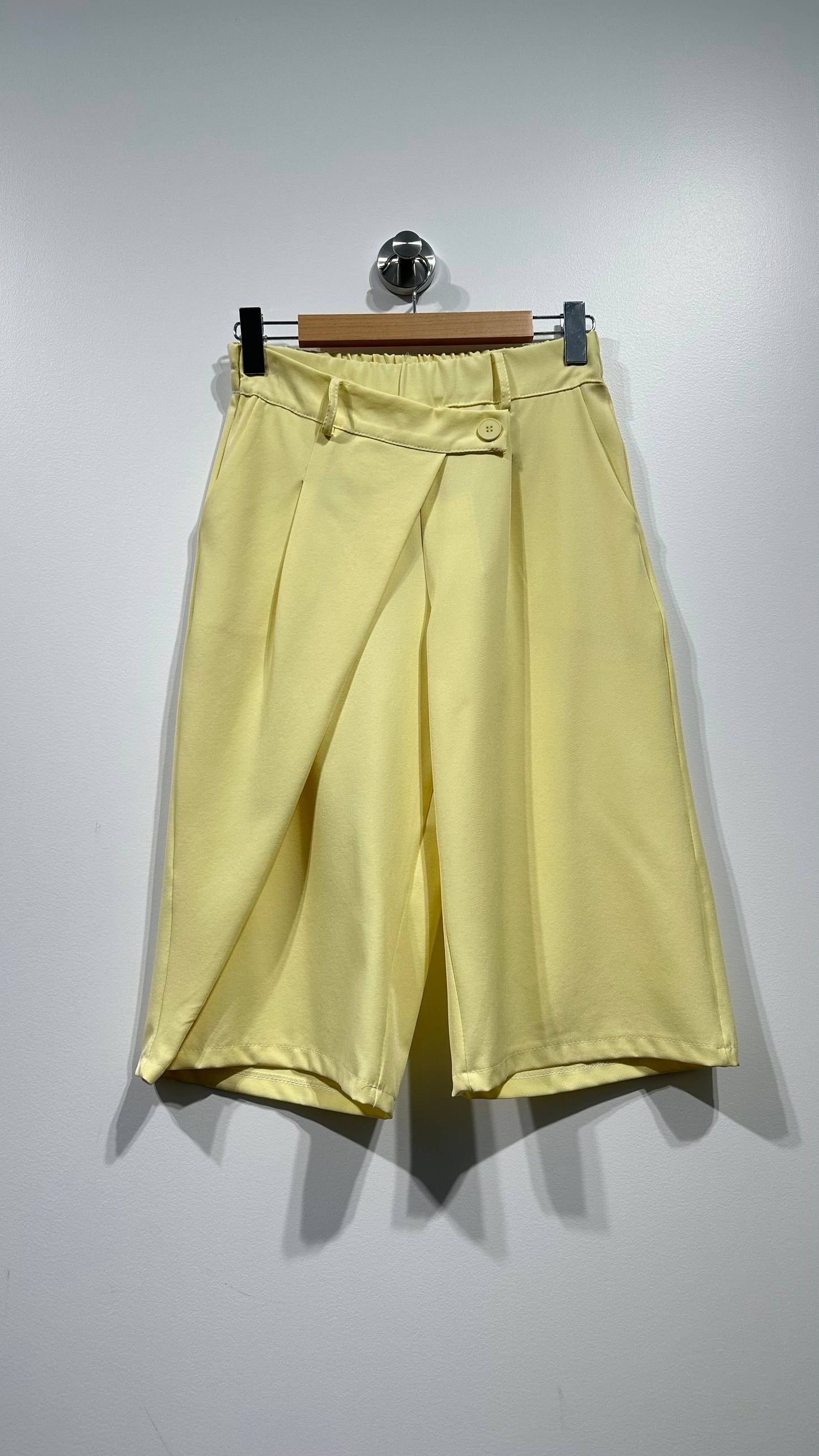 Bermudas cortas drapeadas cintura elástica: Chocolate / TÚ