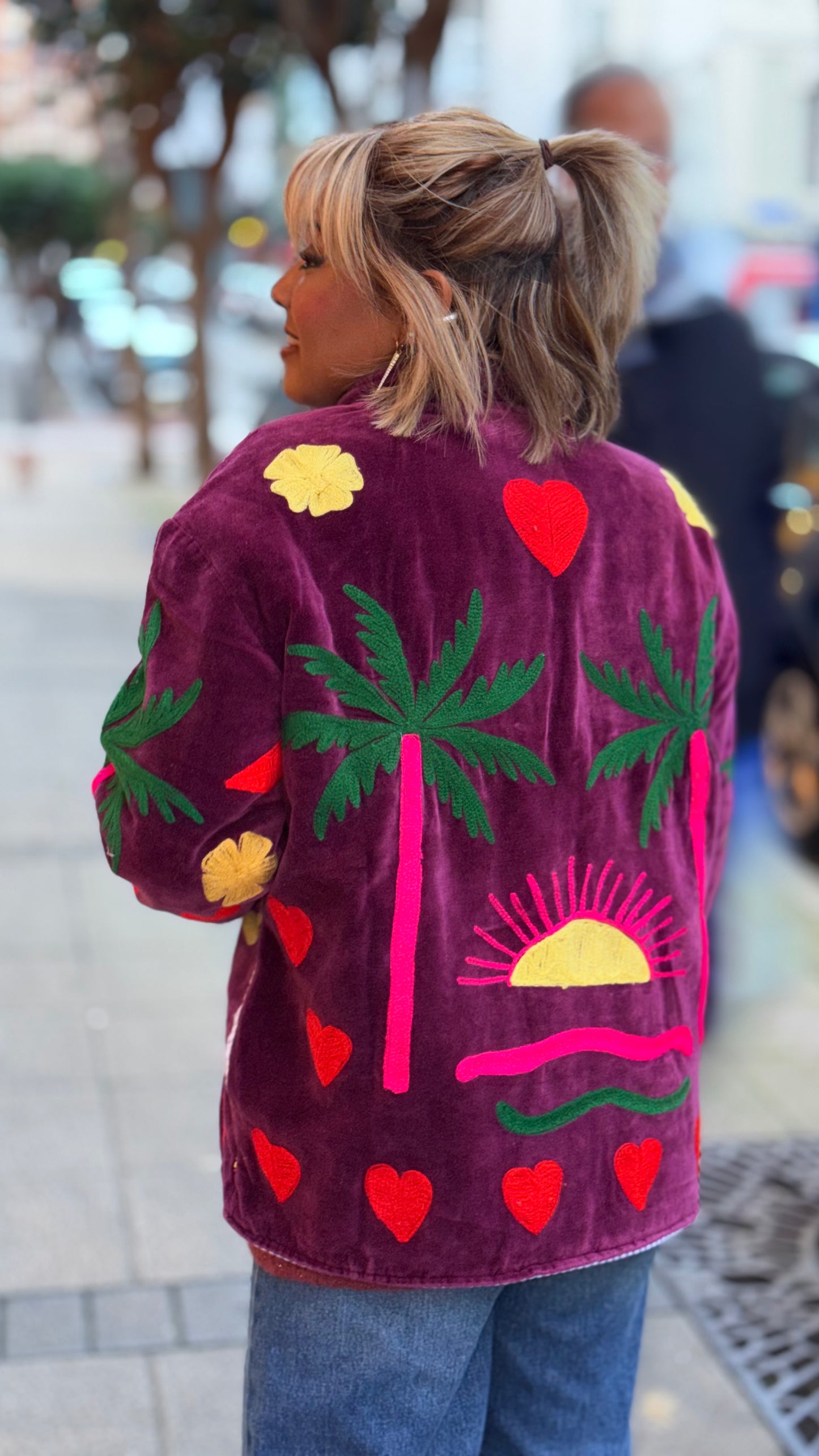 Chaqueta de terciopelo bordada burdeos