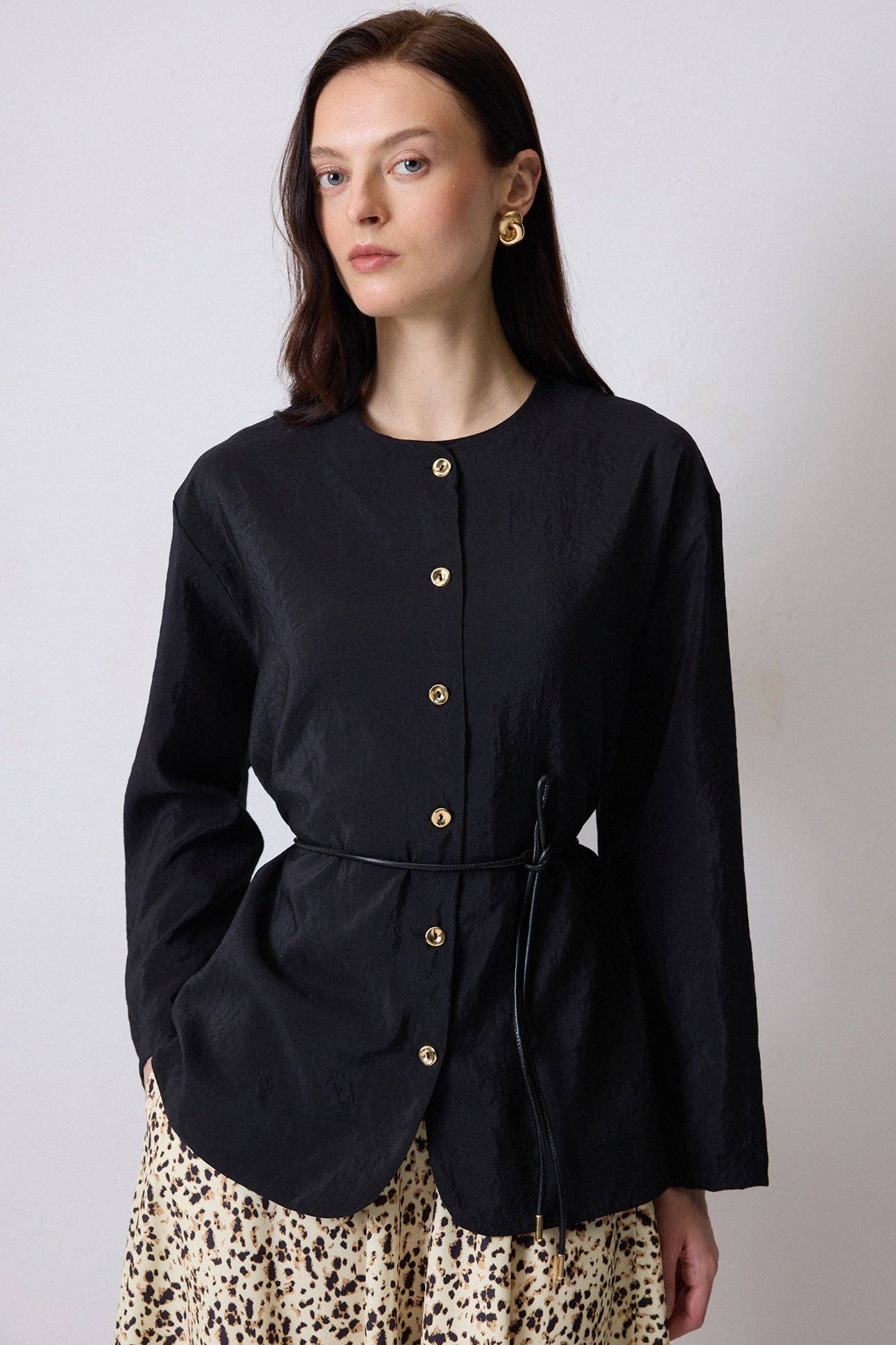 CONJUNTO DE CAMISA Y FALDA CON CINTURÓN DE CUERO