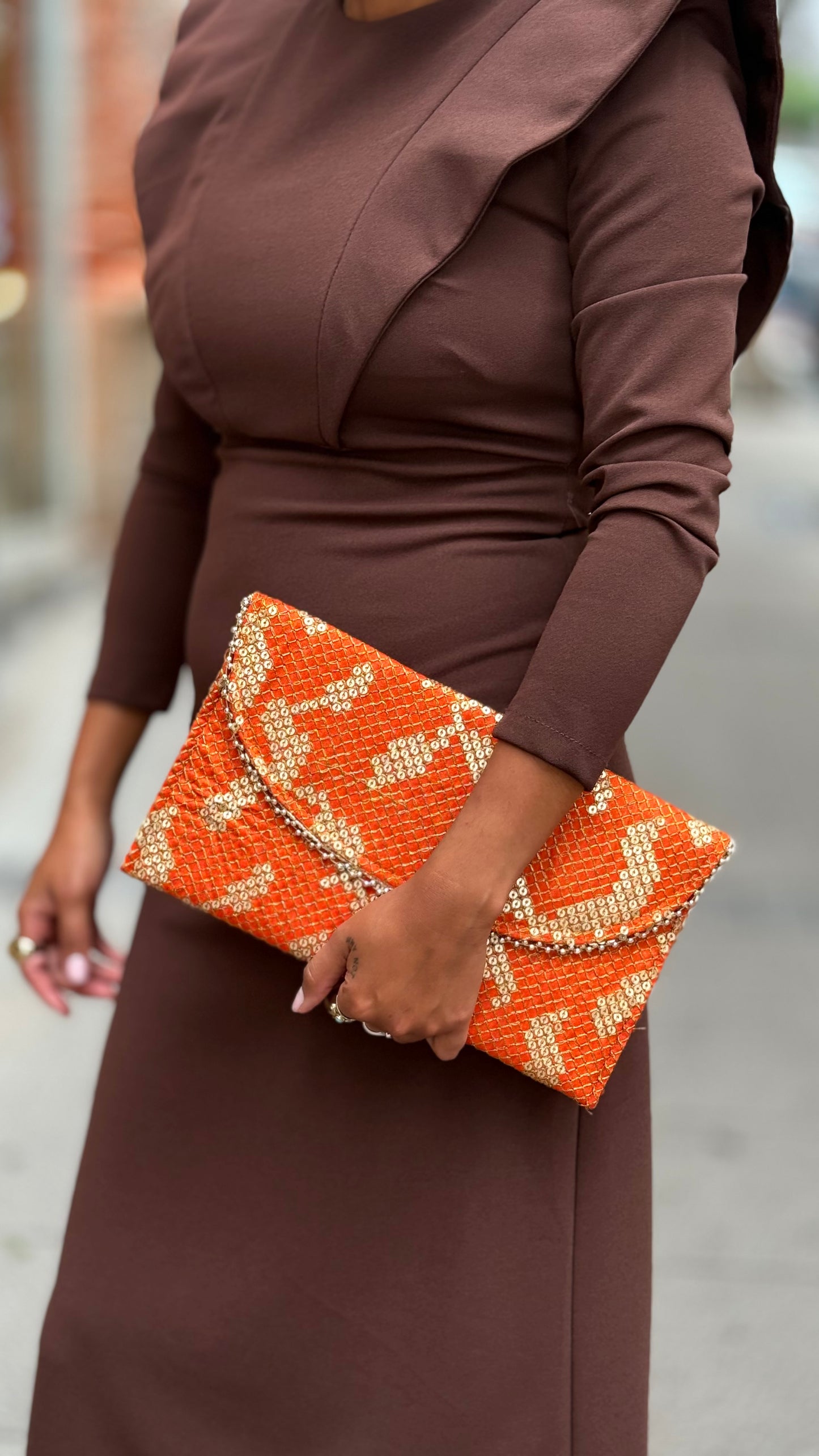 Bolso sobre naranja