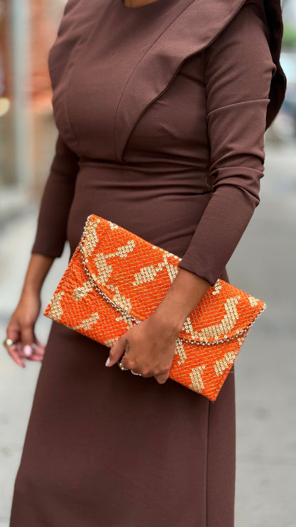 Bolso sobre naranja