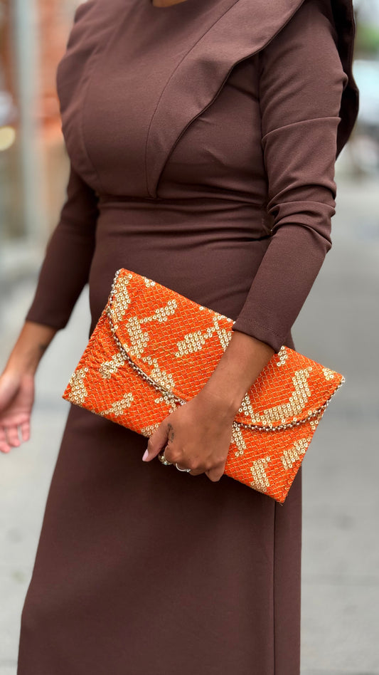 Bolso sobre naranja