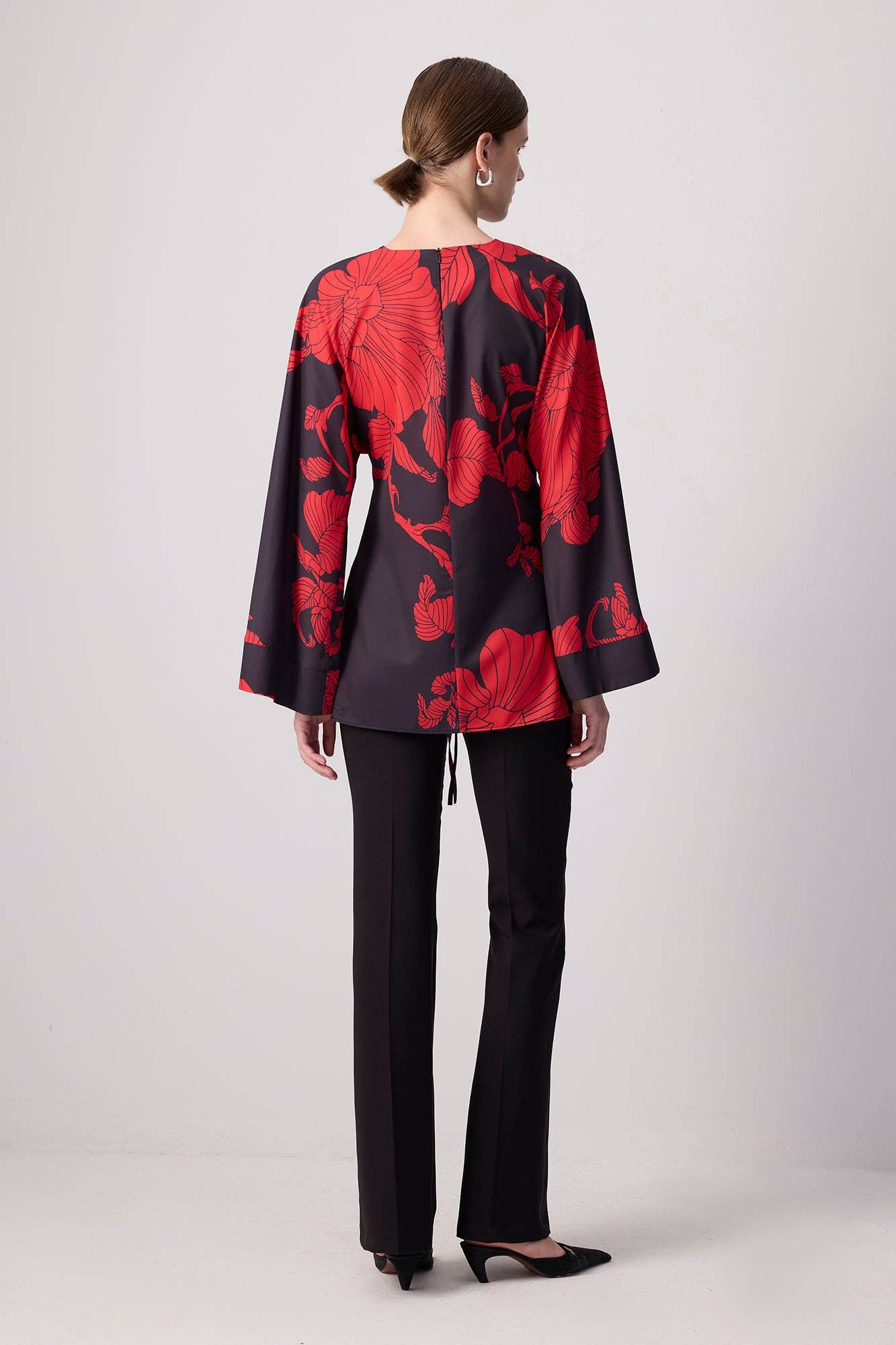 Túnica roja floral con mangas de kimono y cinturón.: Negro