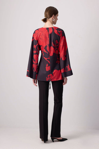 Túnica roja floral con mangas de kimono y cinturón.: Negro