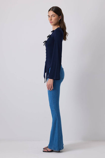 BLUSA DETALLADA CON DRAPEADO EN LAZO: Azul Marino