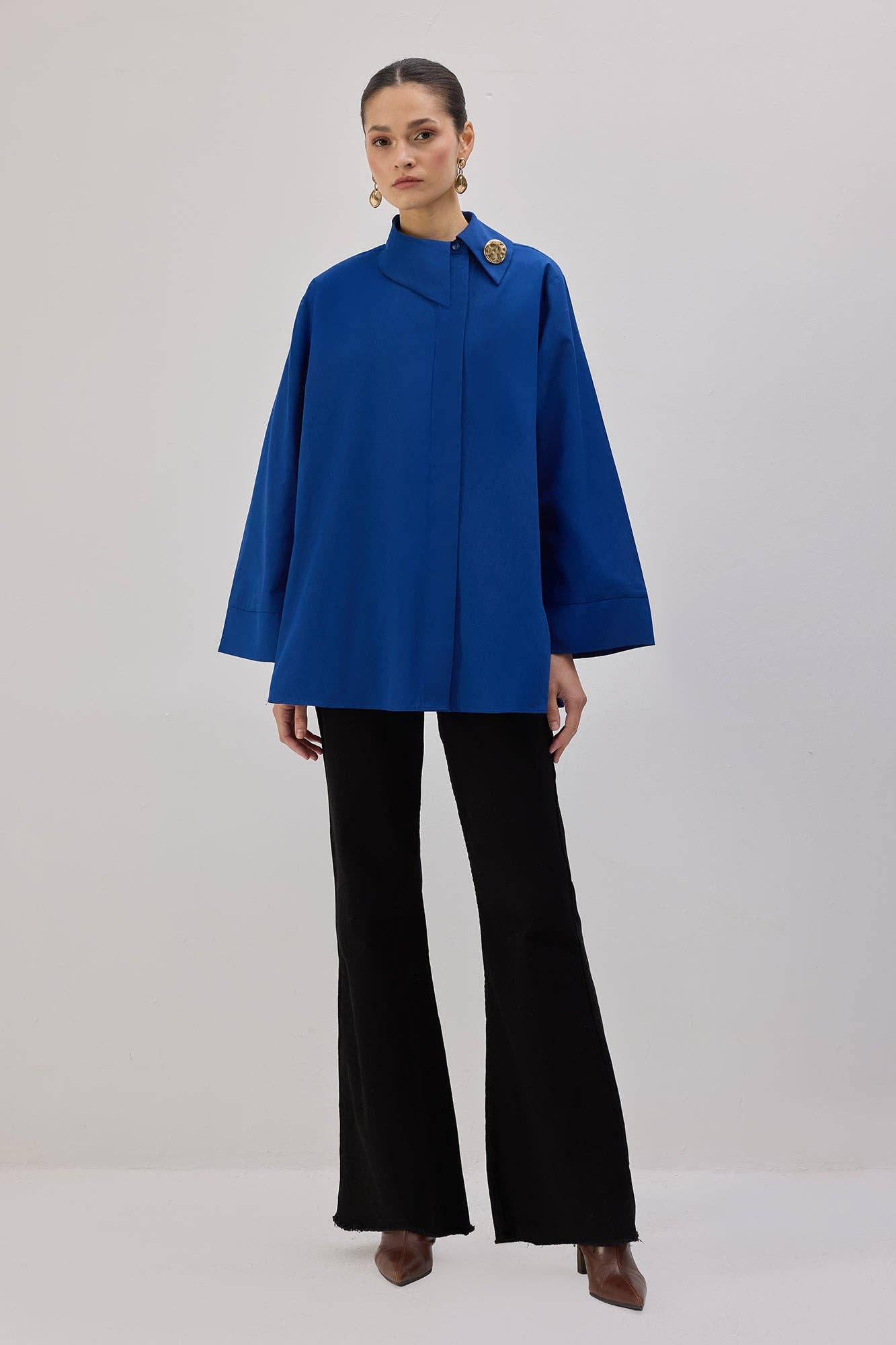 CAMISA DE POPELINA ASIMÉTRICA: Azul Eléctrico