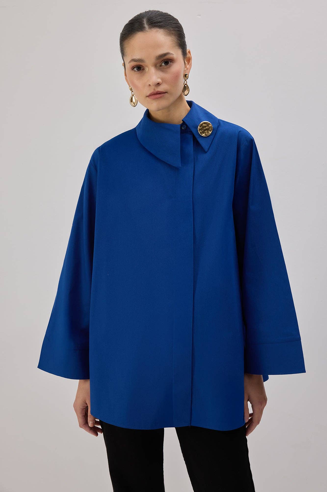 CAMISA DE POPELINA ASIMÉTRICA: Azul Eléctrico