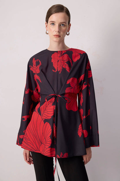 Túnica roja floral con mangas de kimono y cinturón.: Negro