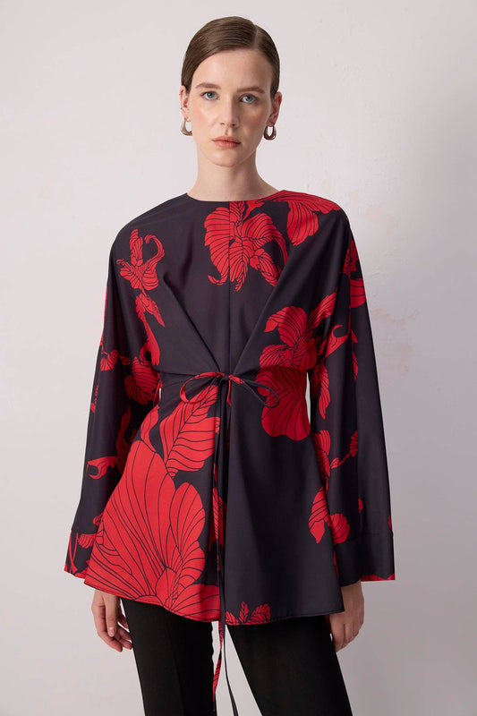 Túnica roja floral con mangas de kimono y cinturón.: Negro