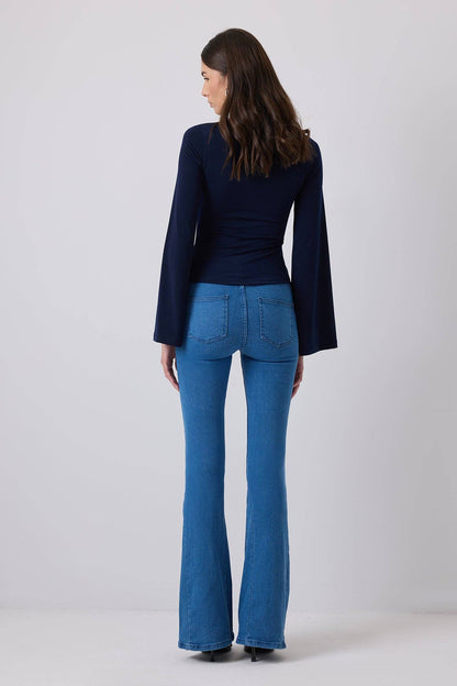 BLUSA DETALLADA CON DRAPEADO EN LAZO: Azul Marino