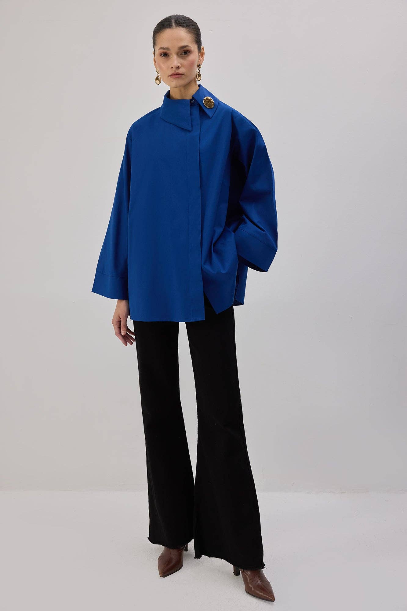 CAMISA DE POPELINA ASIMÉTRICA: Azul Eléctrico